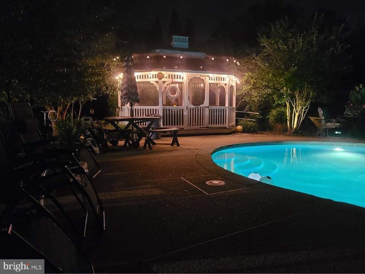 WILLOW CHASE - Residential