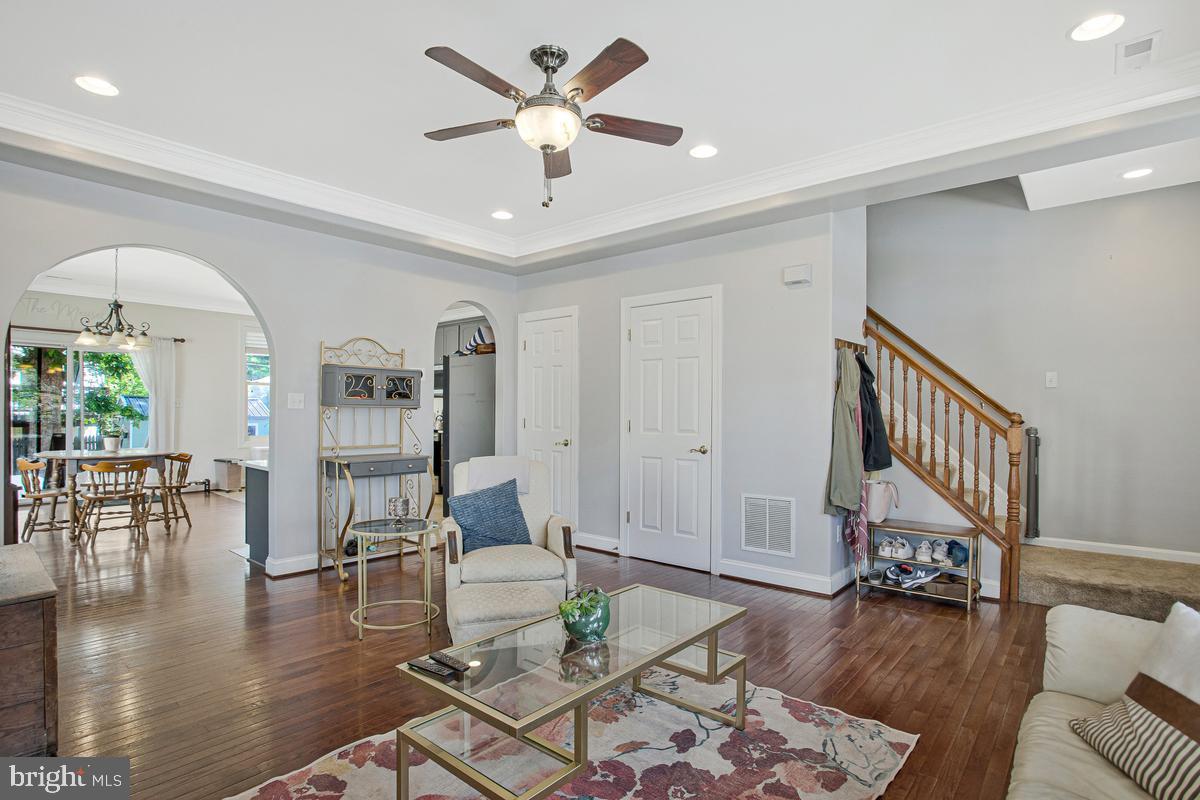 WOODLAND BEACH - Residential
