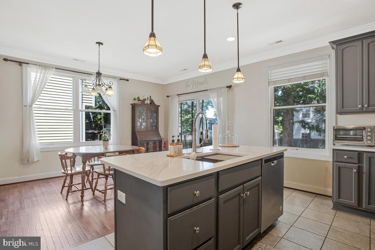 WOODLAND BEACH - Residential