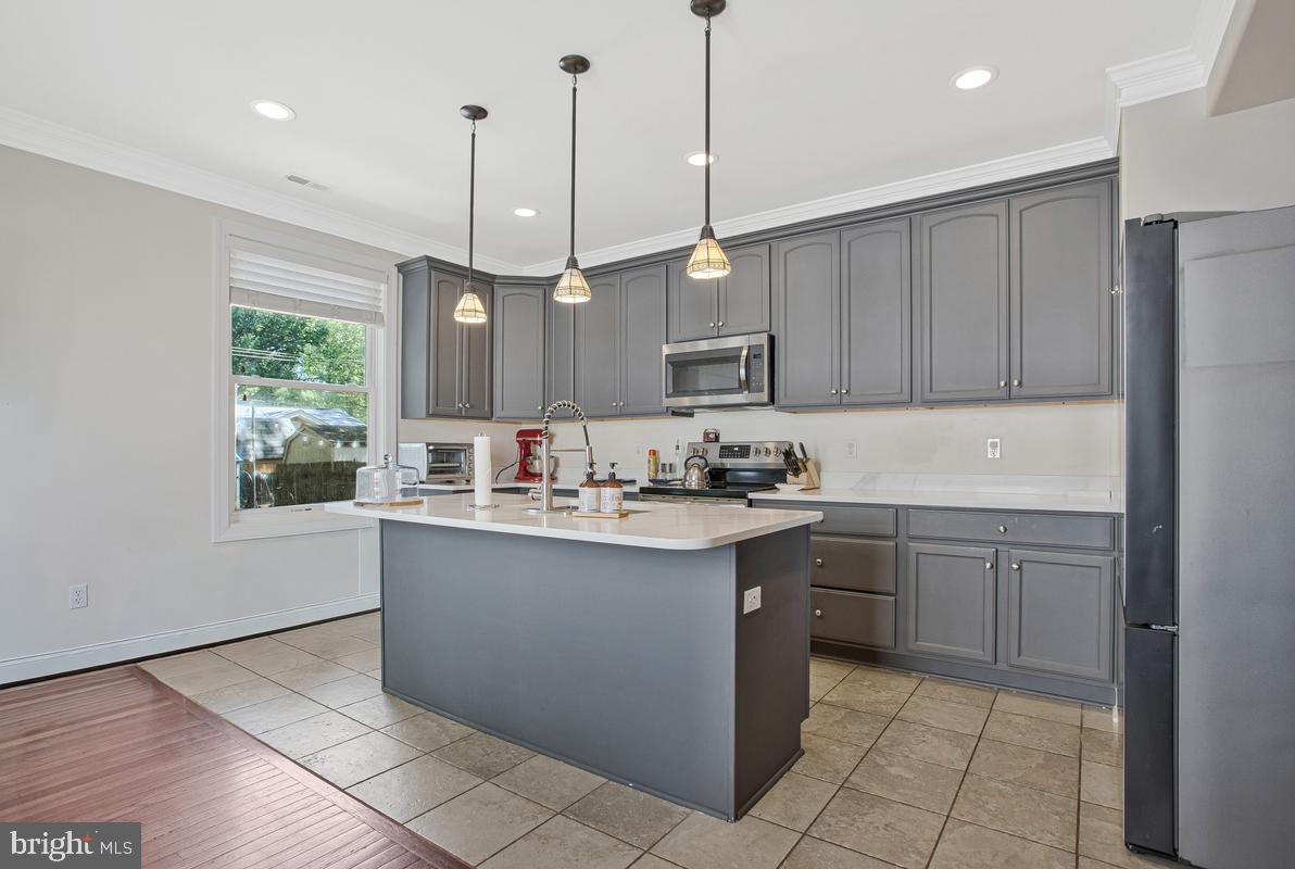 WOODLAND BEACH - Residential
