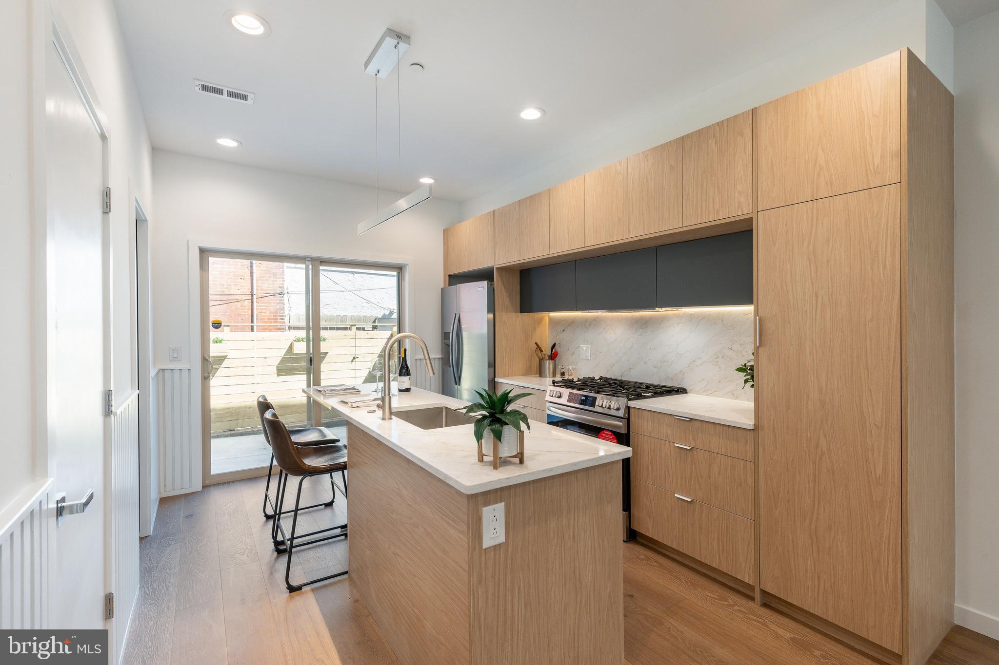 2925 W MASTER STREET