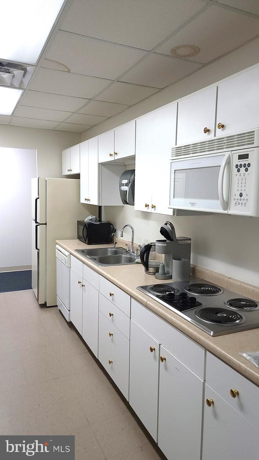 DULLES TRADE CENTER - Commercial Sale