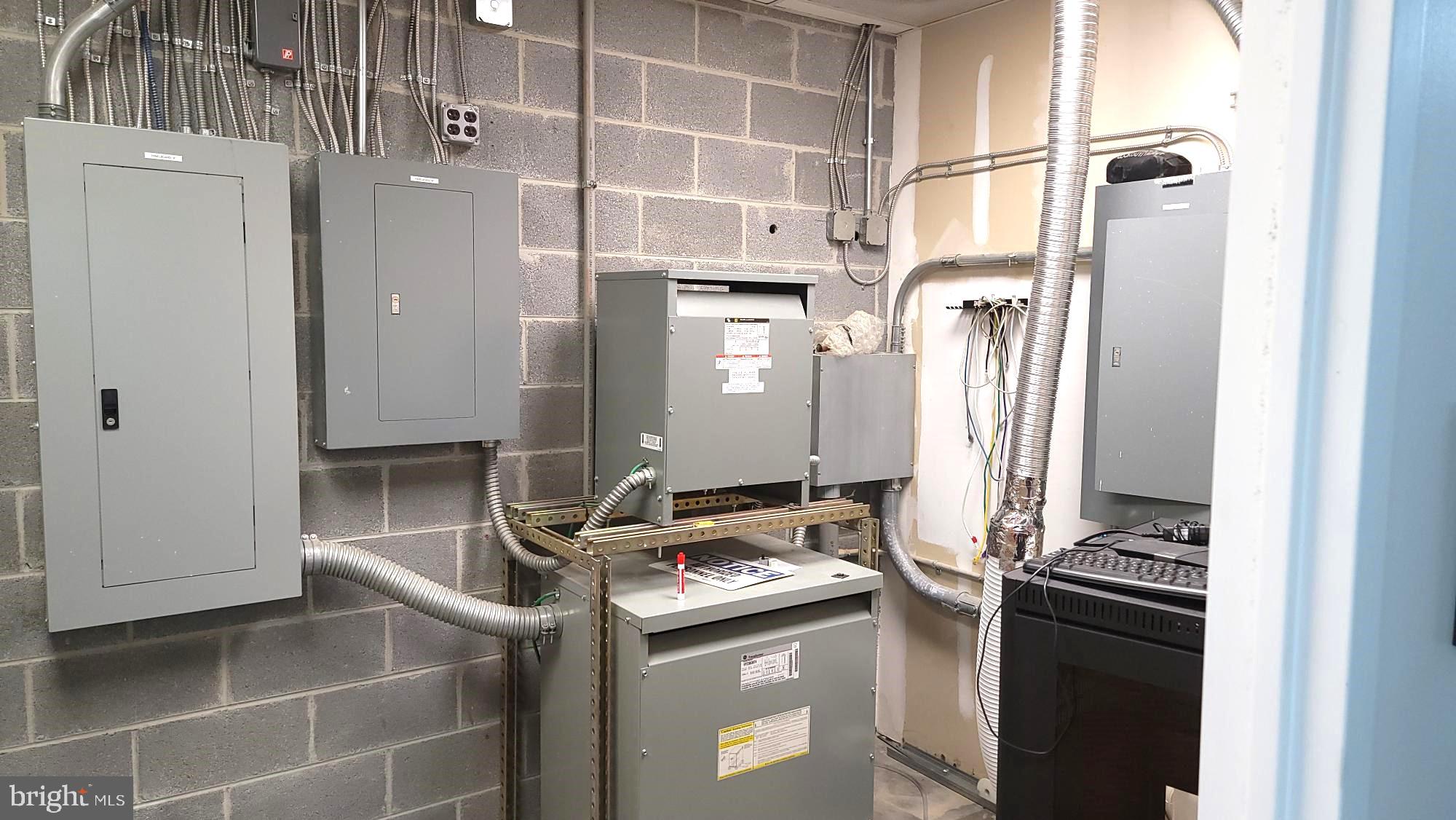 DULLES TRADE CENTER - Commercial Sale