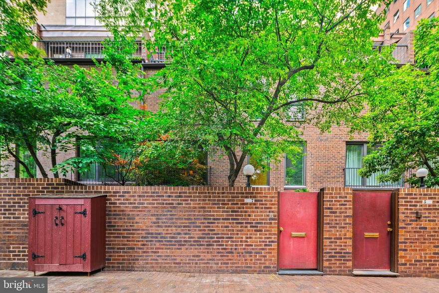 Beautiful mid-century modern Saint James Court  condo with 2 bedrooms, 2.5 baths, a large garden entrance, hardwood floors  throughout and is ideally situated inside  the  gorgeous landscaped  courtyard.  The first floor is an open floor plan with wonderful natural light. It features a spacious living room with a huge window wall with sliding glass doors to the  enclosed garden, a fireplace,  office nook,  dining area and a  chef's delight eat-in kitchen with cabinets by Pappajohn.
This level also has a coat closet, powder room , laundry with a washer//dryer and storage closet. Upstairs are two bedrooms. The large primary bedroom boasts huge windows  overlooking the garden, excellent closet space and an ensuite bath. The second, well sized bedroom, also has good closet space and has an ensuite bath with a walk-in shower. Additionally, there are two large closets in the hallway.
The park-like setting of Saint James Ct is meticulously maintained and its location is within easy access to the amenities of city living. It boasts a Walk Score of 99 and Public Transit Score of 100 !