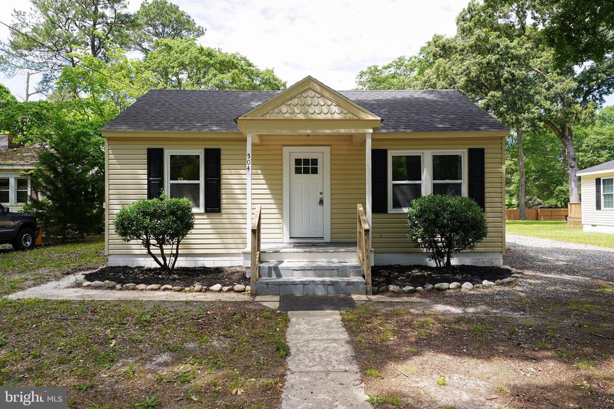 Check out this amazing 4bedroom, 2 bath home located in Fruitland Maryland! This home was renovated in 2019 with new roof, HVAC, waterheater, and more. Not to mention it is on a large lot of nearly .3 acres in size! Whether you are looking for the perfect starter home or want a place to rent out; this one is for you!
*Owner is a licensed Real Estate Agent in Maryland.