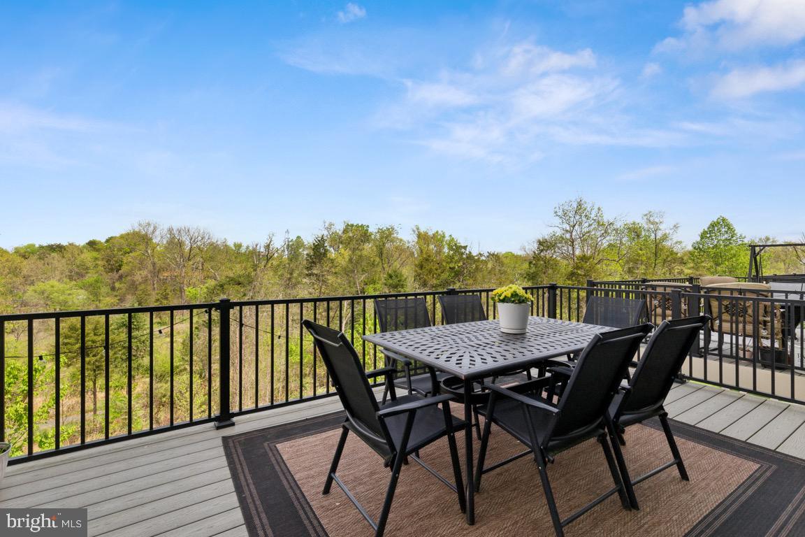 COMMONWEALTH PLACE AT WESTFIELDS - Residential