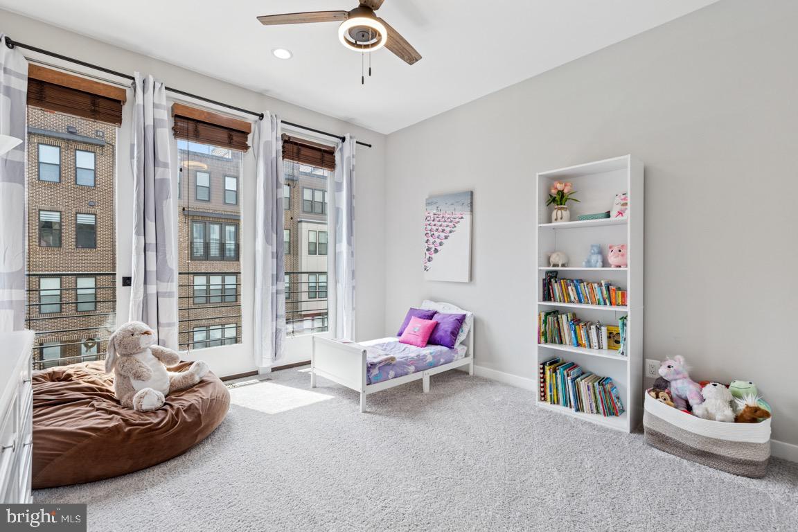 COMMONWEALTH PLACE AT WESTFIELDS - Residential