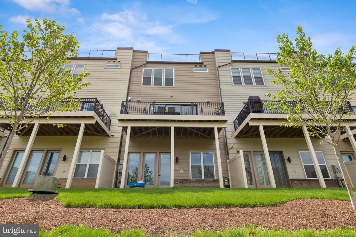 COMMONWEALTH PLACE AT WESTFIELDS - Residential