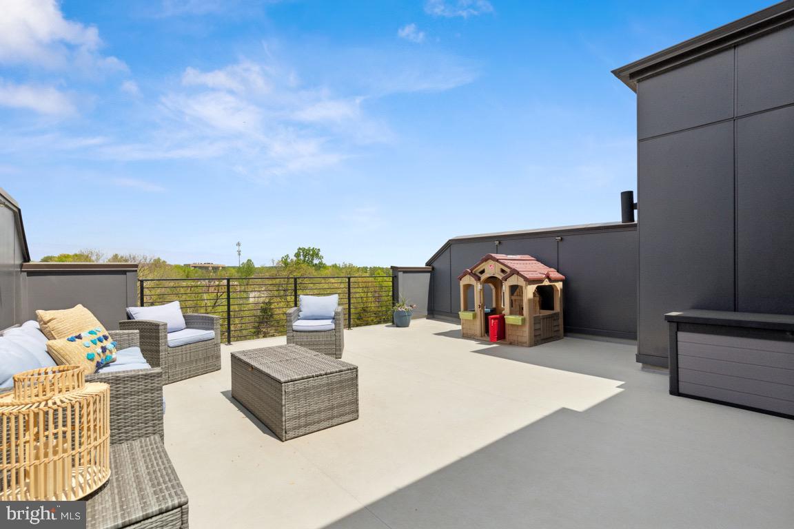 COMMONWEALTH PLACE AT WESTFIELDS - Residential