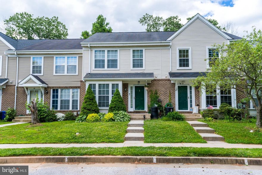 Very well maintained cul-de-sac 4 bedrooms with 3.5 bath townhouse , facing back to the great backyard view.  Timbergrove HOA Community Amenities: Pool, clubhouse, and tot lot.