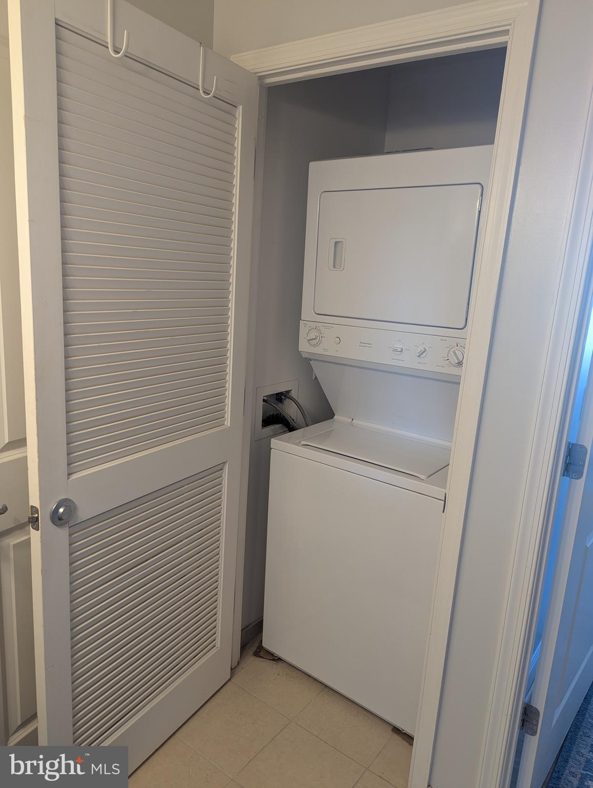 CARLTON HOUSE - Residential Lease