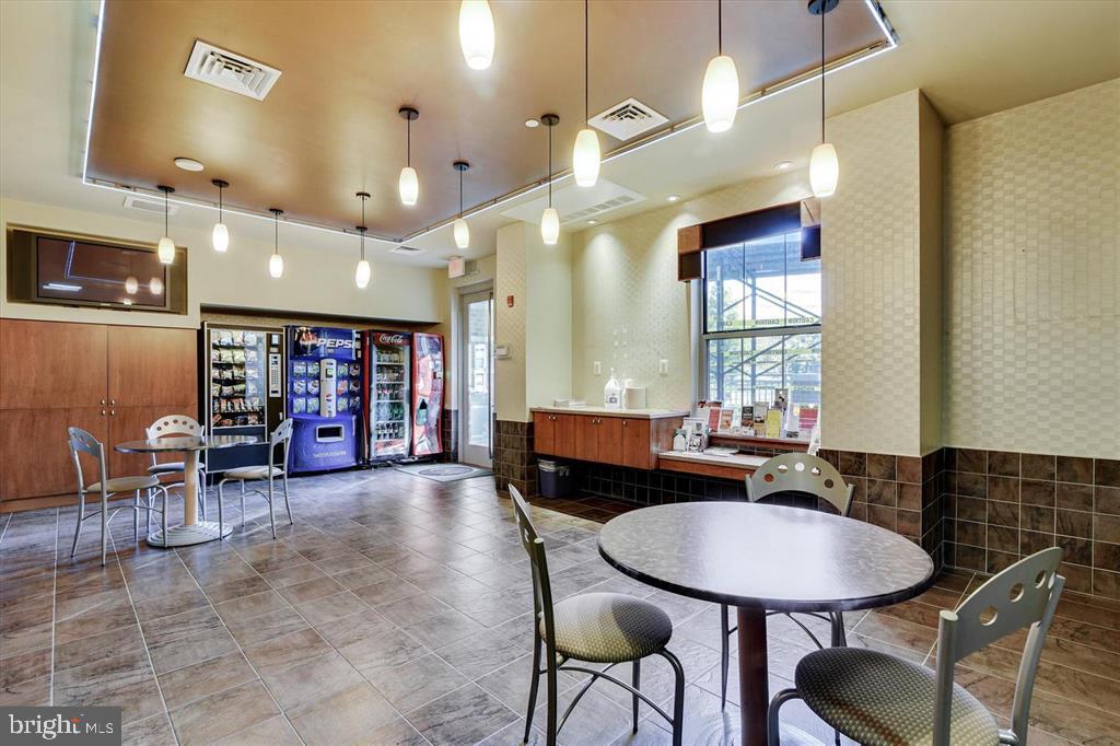 CARLTON HOUSE - Residential Lease