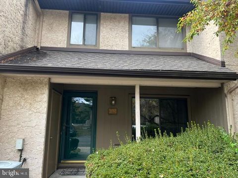 Photo of 304 Hampshire Drive, PLAINSBORO, NJ 08536 (MLS # NJMX2010716)