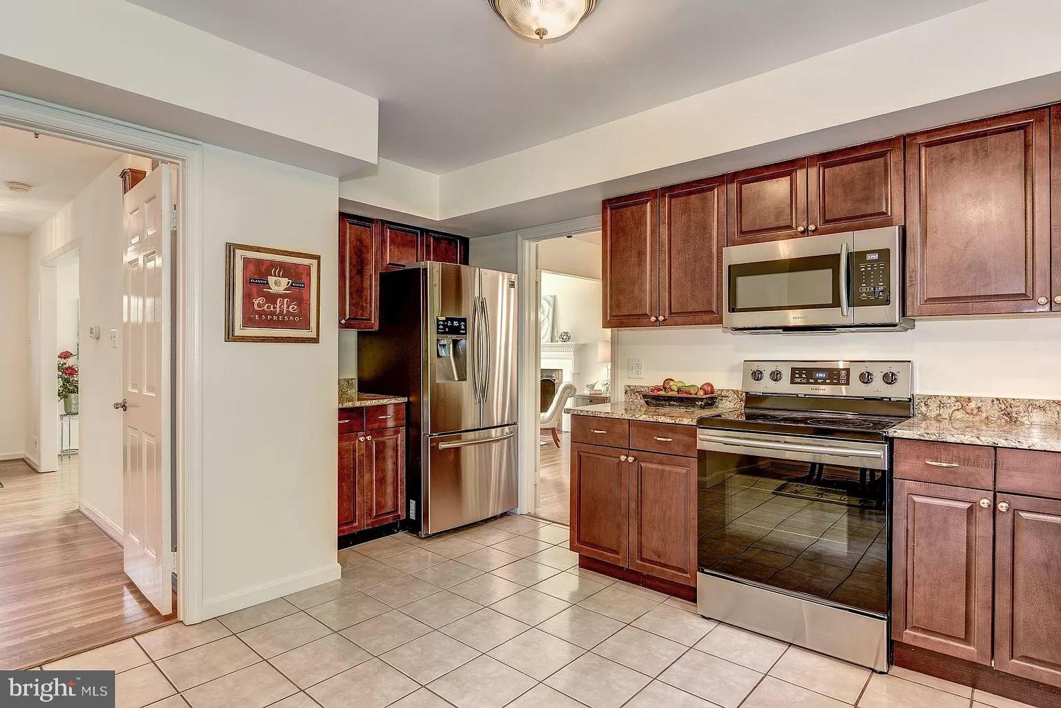 KINGS MANOR - Residential Lease