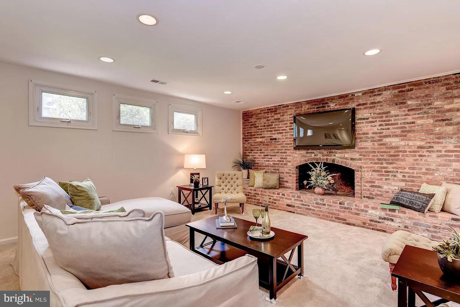 KINGS MANOR - Residential Lease