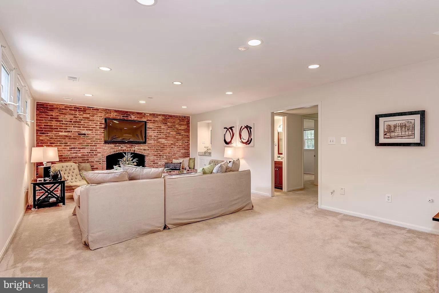 KINGS MANOR - Residential Lease