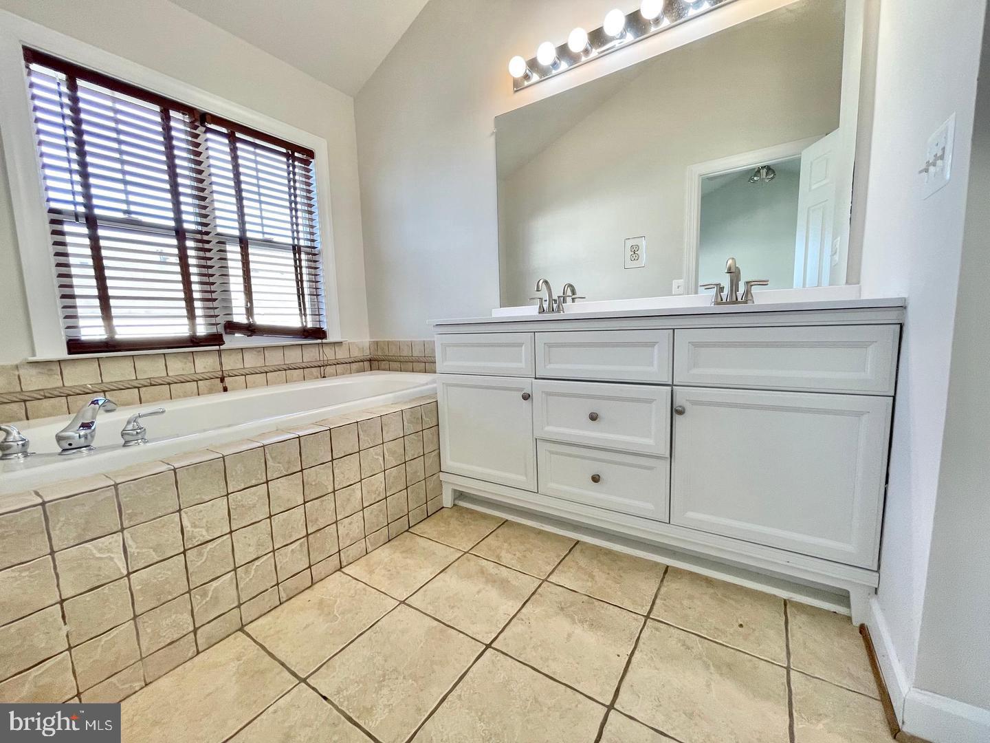 BLOOMS MILL - Residential Lease