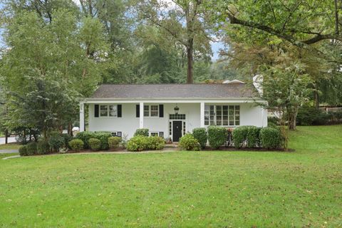 Photo of 1521 Forest Villa Lane, MCLEAN, VA 22101 (MLS # VAFX2317794)