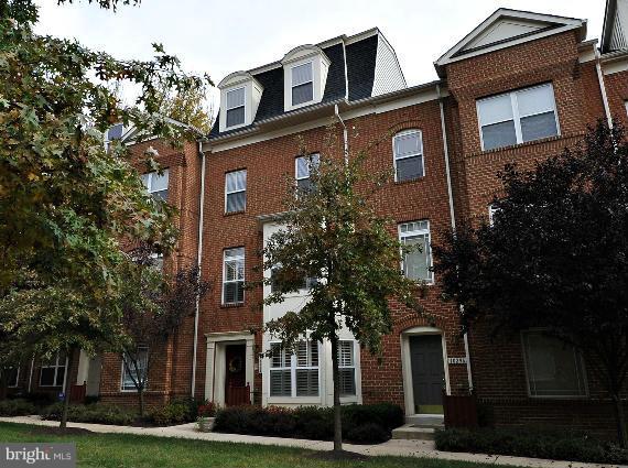 COURTYARD UNIT WITH AMPLE PARKING. BACKS TO WOODS FOR PRIVACY. HARDWOODS ON MAIN LEVEL. GOURMET KIT W/ SS APPLIANCES. BREAKFAST AREA/FAMILY RM WITH 4' BUMPOUT. ENTRY LEVEL REC RM WITH GAS FP. MBR SUITE WITH LUXURY BATH & EXPANSIVE MBR CLOSET. W/D ON BR LEVEL. LOFT/4TH BR & WALK-IN ATTIC. 2-CAR GARAGE. PREMIUM LOCATION! WALK TO SHOPS & RESTAURANTS.