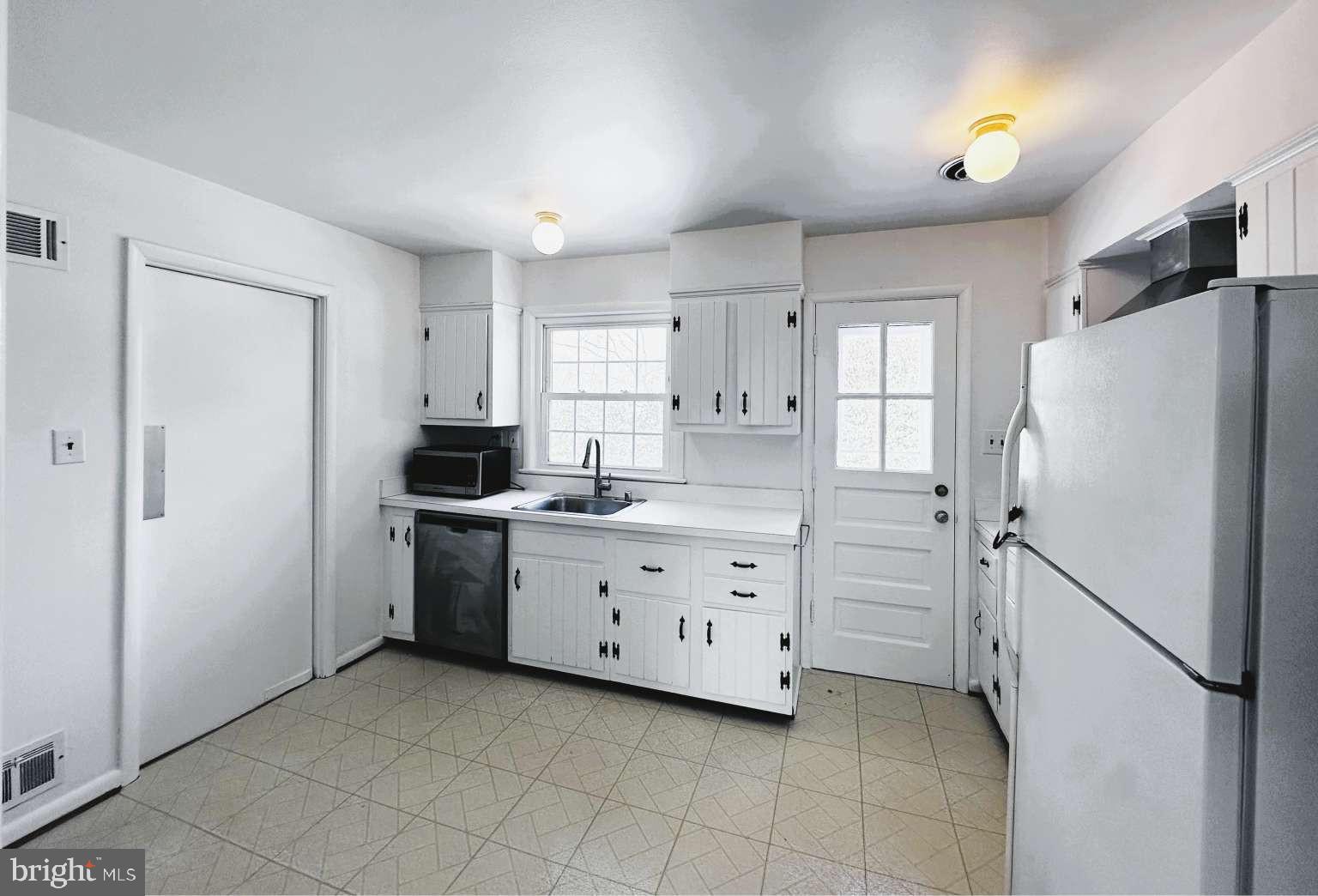 COUNTRY CLUB HILLS - Residential