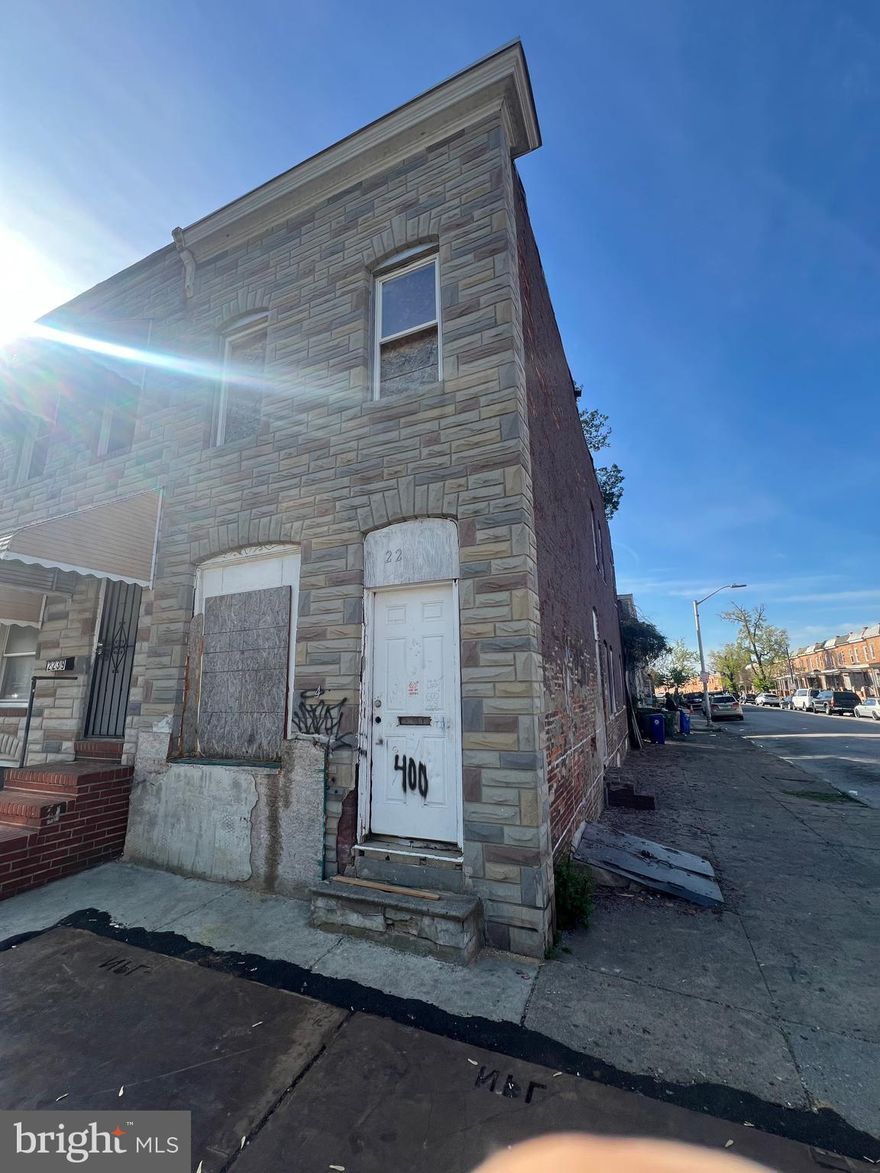 Calling All Investors! End of Row Townhouse here in Carrollton Ridge. Huge potential to be a great addition to your rental portfolio! Reviewing all offers.