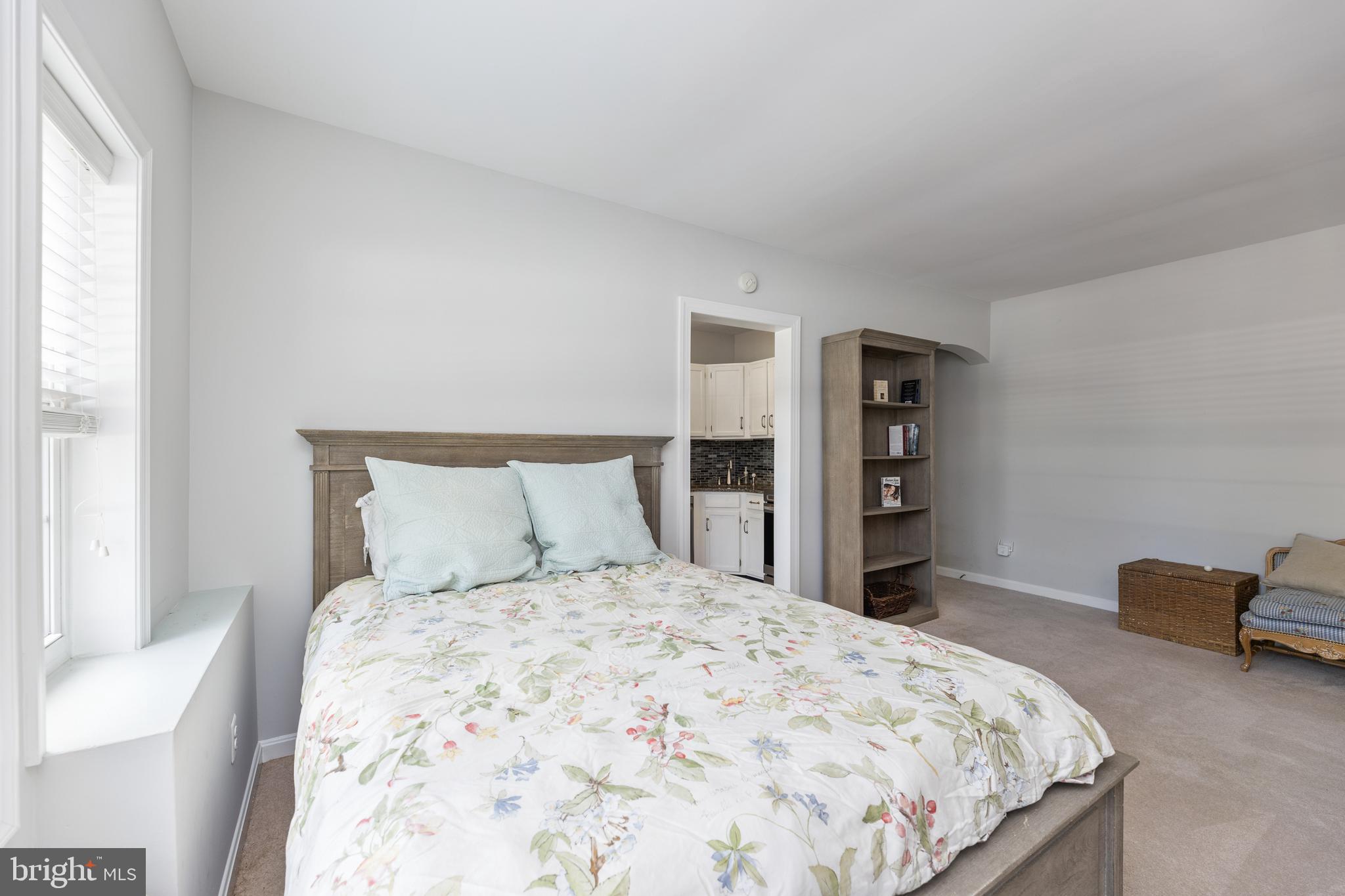 COLONIAL VILLAGE - Residential