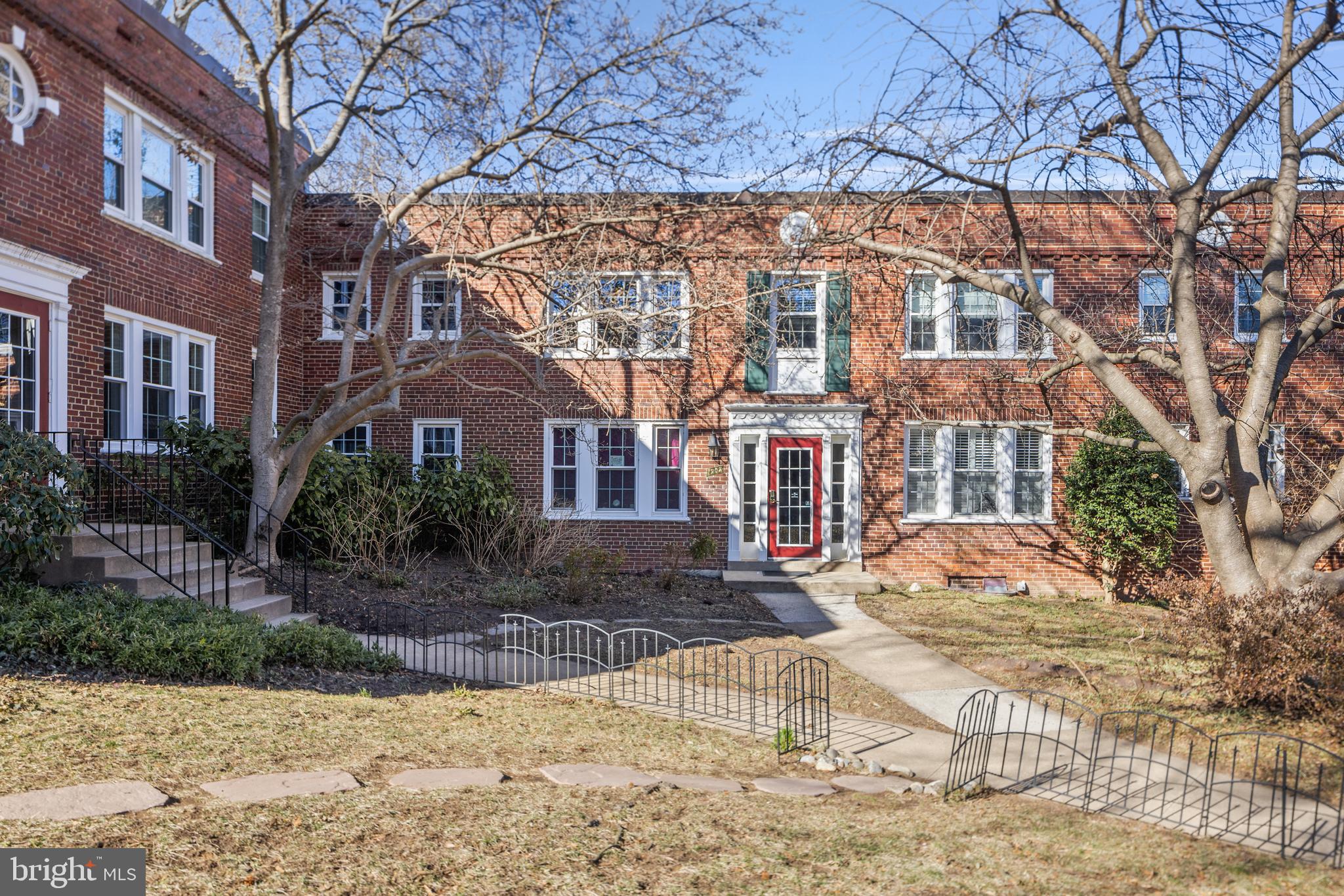 COLONIAL VILLAGE - Residential