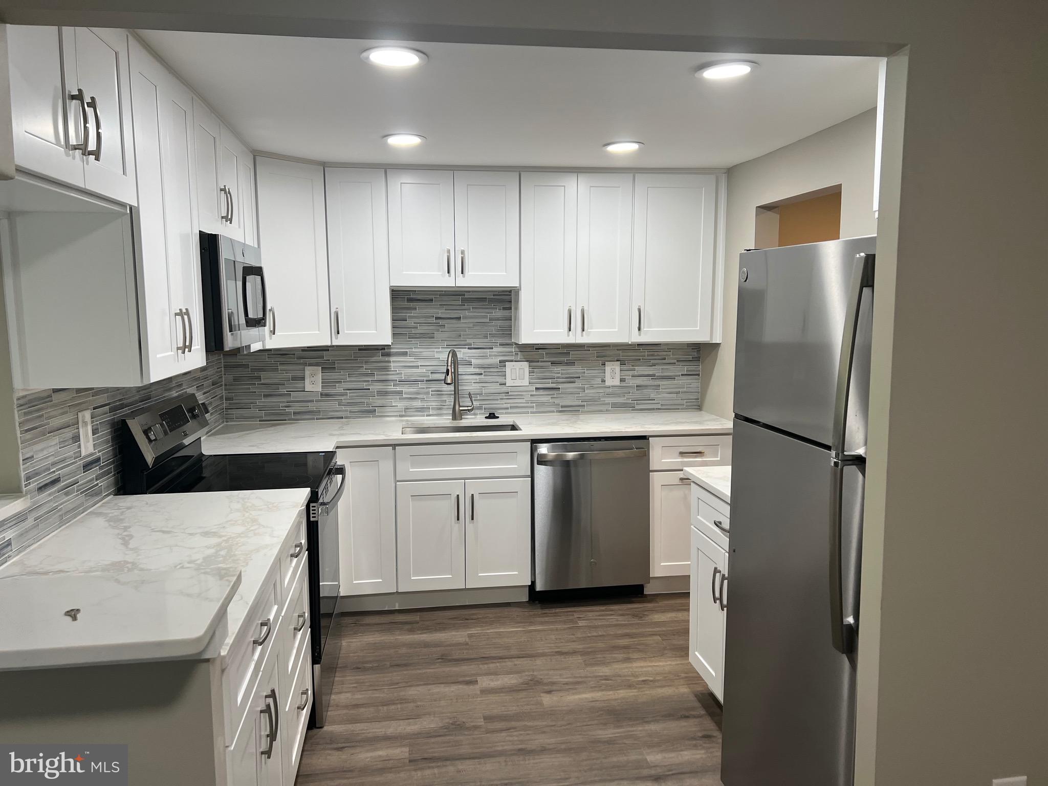 CENTER COURT - Residential