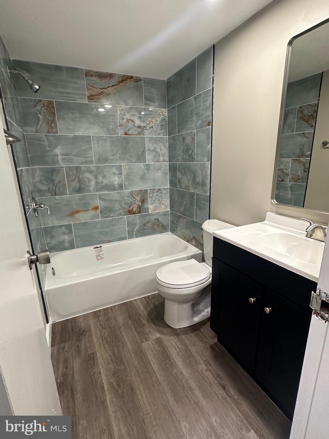 CENTER COURT - Residential