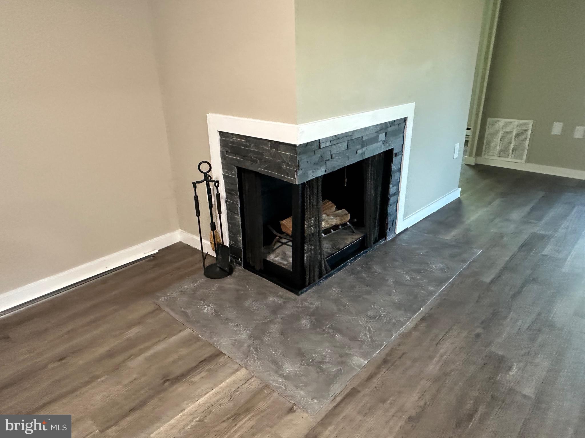 CENTER COURT - Residential