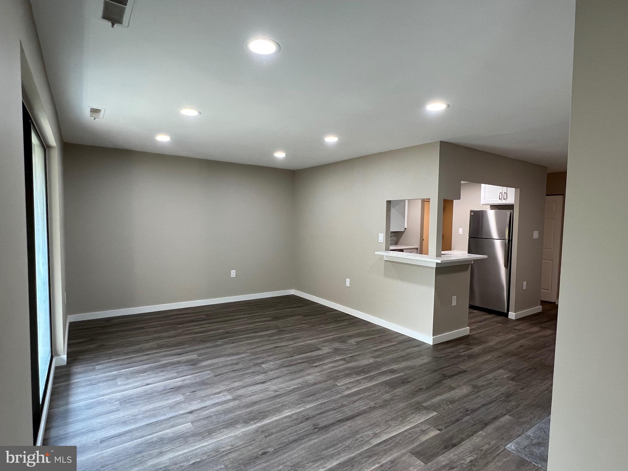 CENTER COURT - Residential