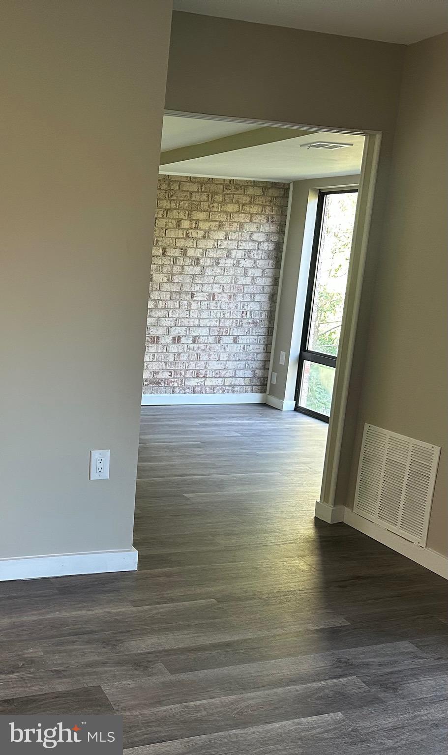 CENTER COURT - Residential