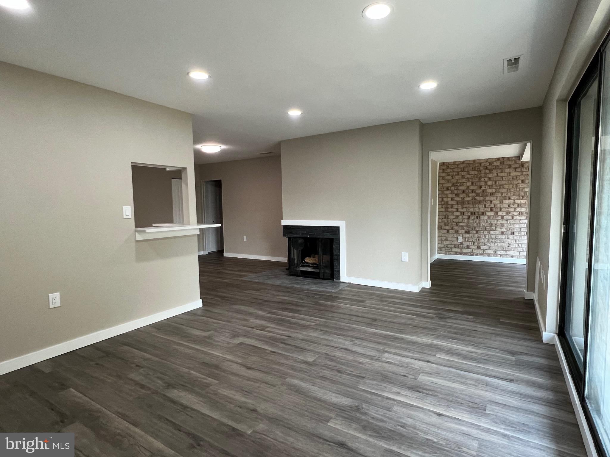 CENTER COURT - Residential