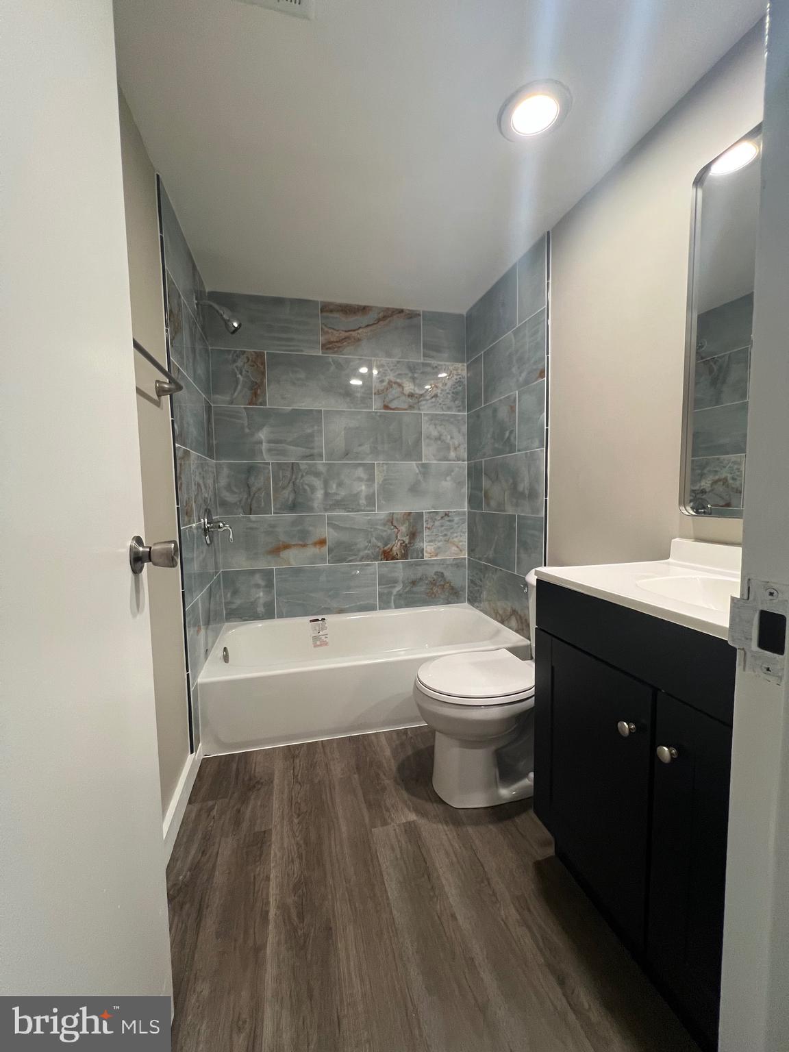 CENTER COURT - Residential