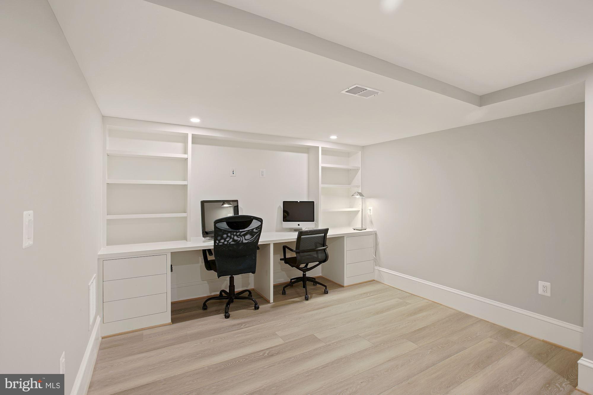 RIVER OAKS - Residential