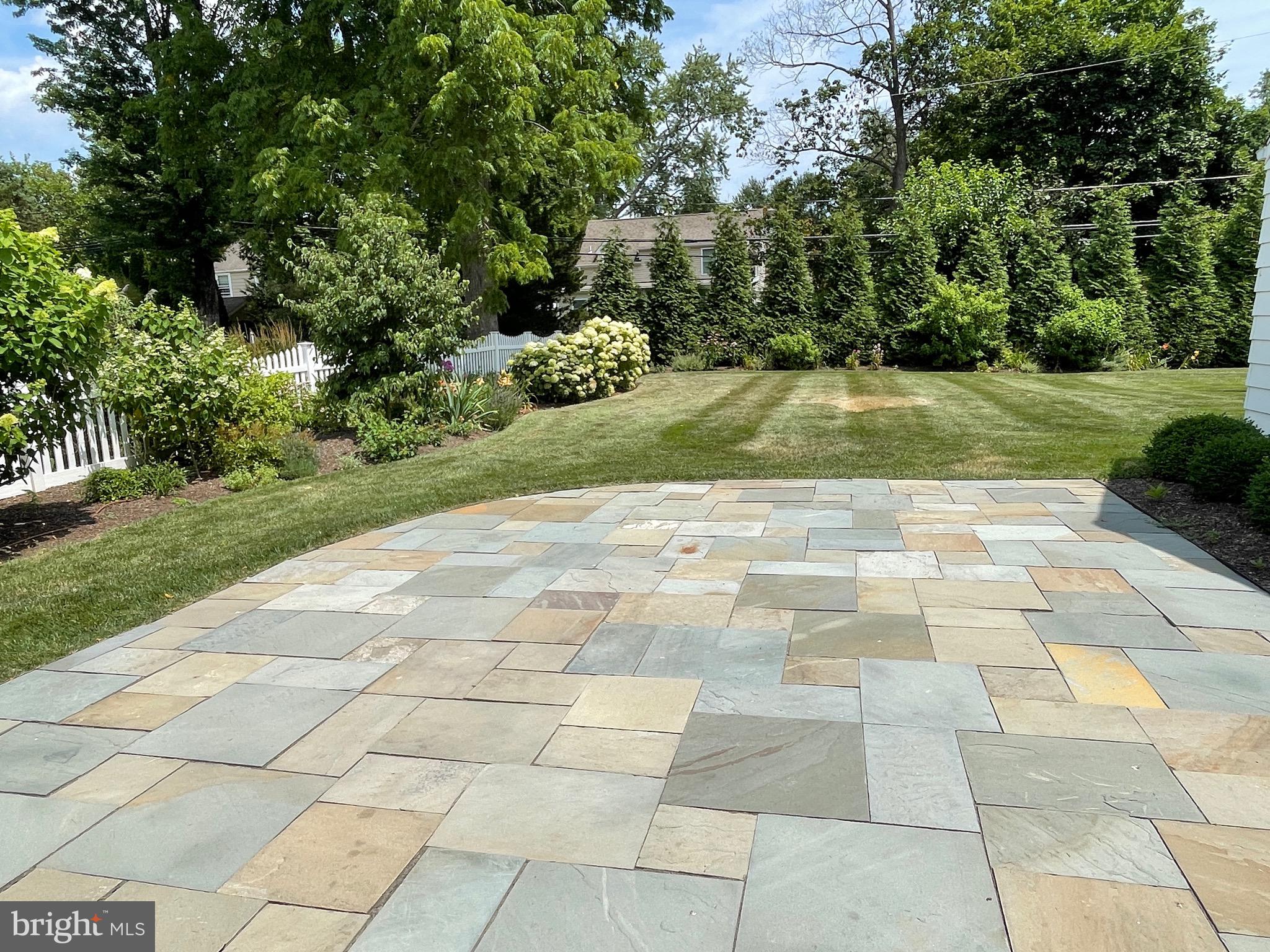 MAKEFIELD MANOR - Residential