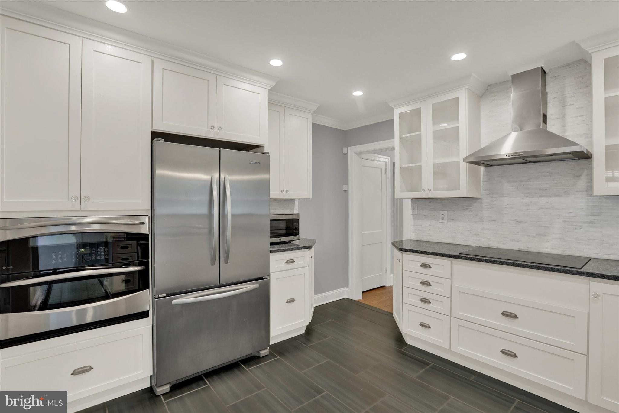 MAKEFIELD MANOR - Residential