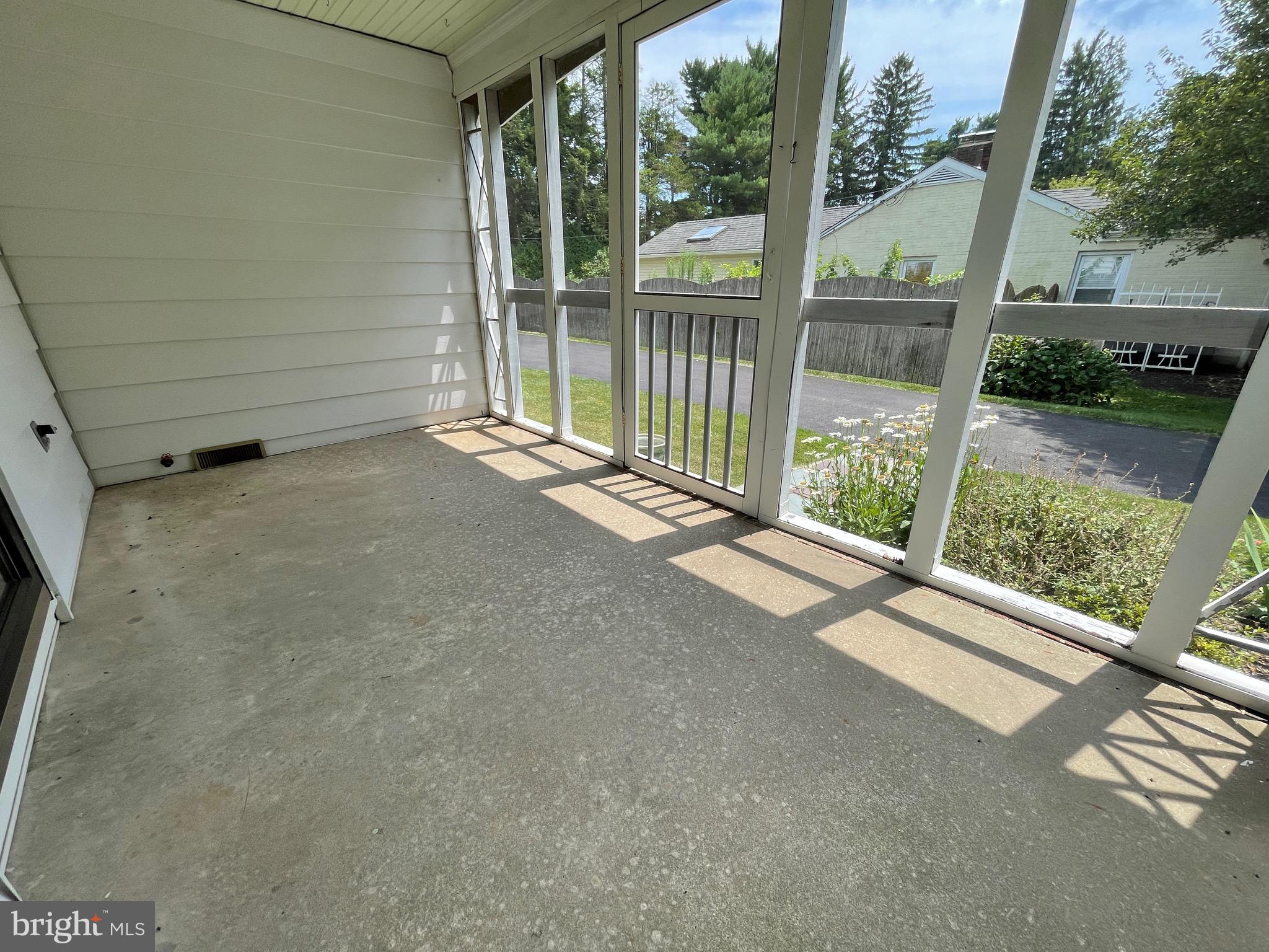 MAKEFIELD MANOR - Residential