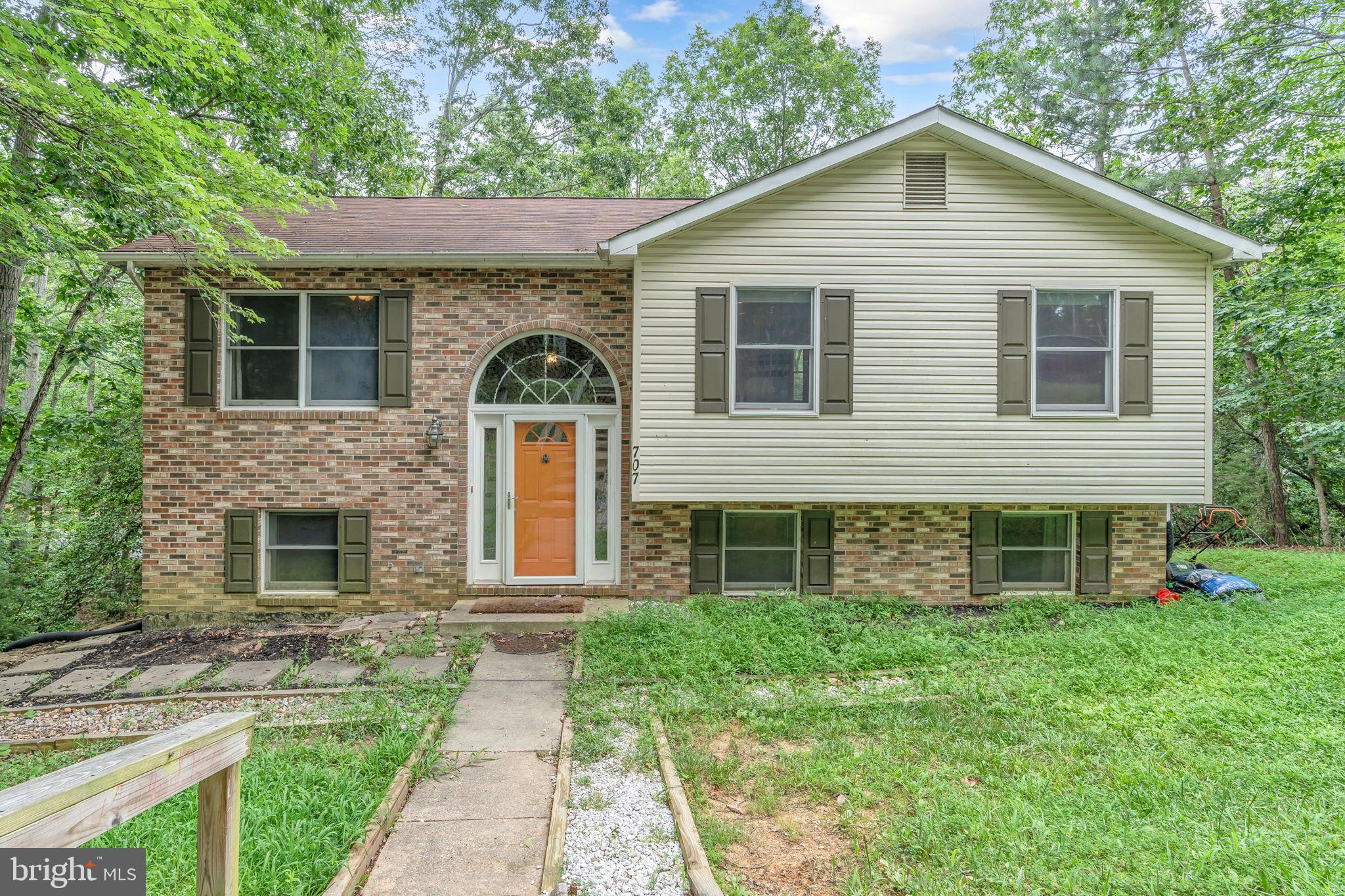 🏡 707 Cougar Court, Lusby, MD 20657 – Available for Lease (Partially Furnished, Pet-Friendly)
Looking for an ideal place to move in now? This spacious 5 bed, 3 bath split-foyer home ( 2,164 sq ft) delivers comfort, convenience, and quick availability
Located in a water-access community offering beaches, lakes, playgrounds, and clubhouse amenities, this home gives you room to spread out, relax and enjoy the neighborhood.
Highlights:
Partially furnished—just bring your belongings and start living
Pet-friendly—dogs & cats welcome
Generous floor plan with large bedrooms upstairs and downstairs
Nice kitchen space with dining area
Comfortable Living Room Upstairs
Bonus lower-level family room for gaming/movies or to get some separation
Easily drive to shopping, dining, schools, and commuter routes. Available immediately—ideal for families, professionals, or anyone needing a move-in-ready, pet-welcoming home.