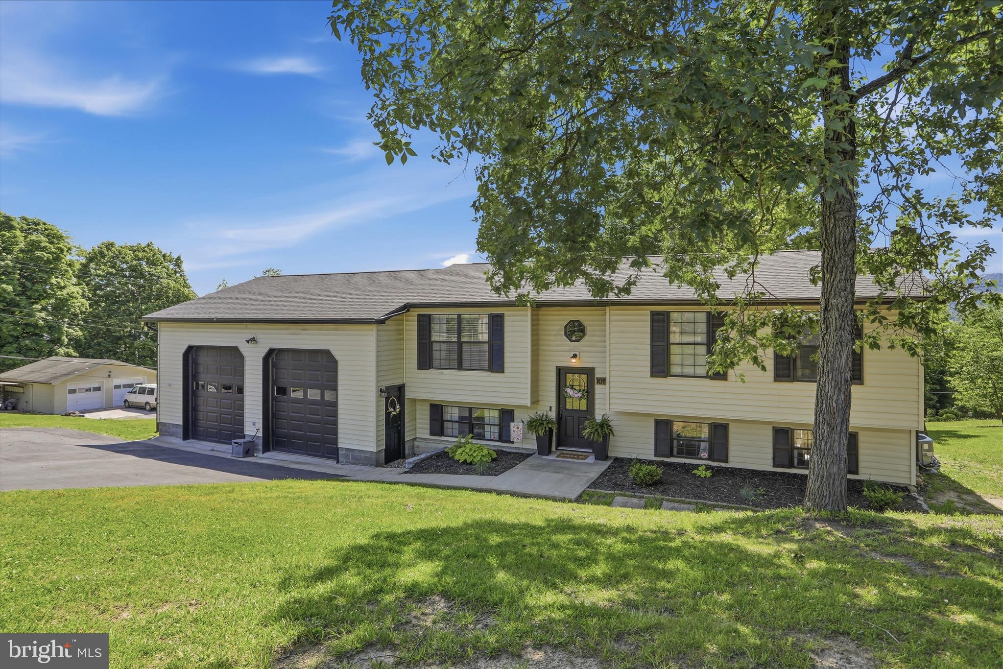 10110 HILLCREST DRIVE