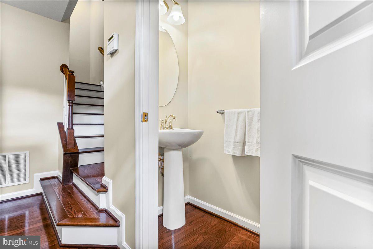 1843 HONEYSUCKLE COURT