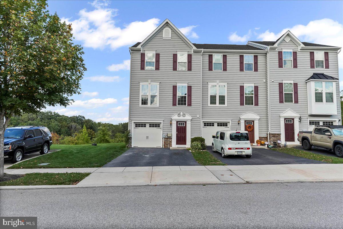 1843 HONEYSUCKLE COURT