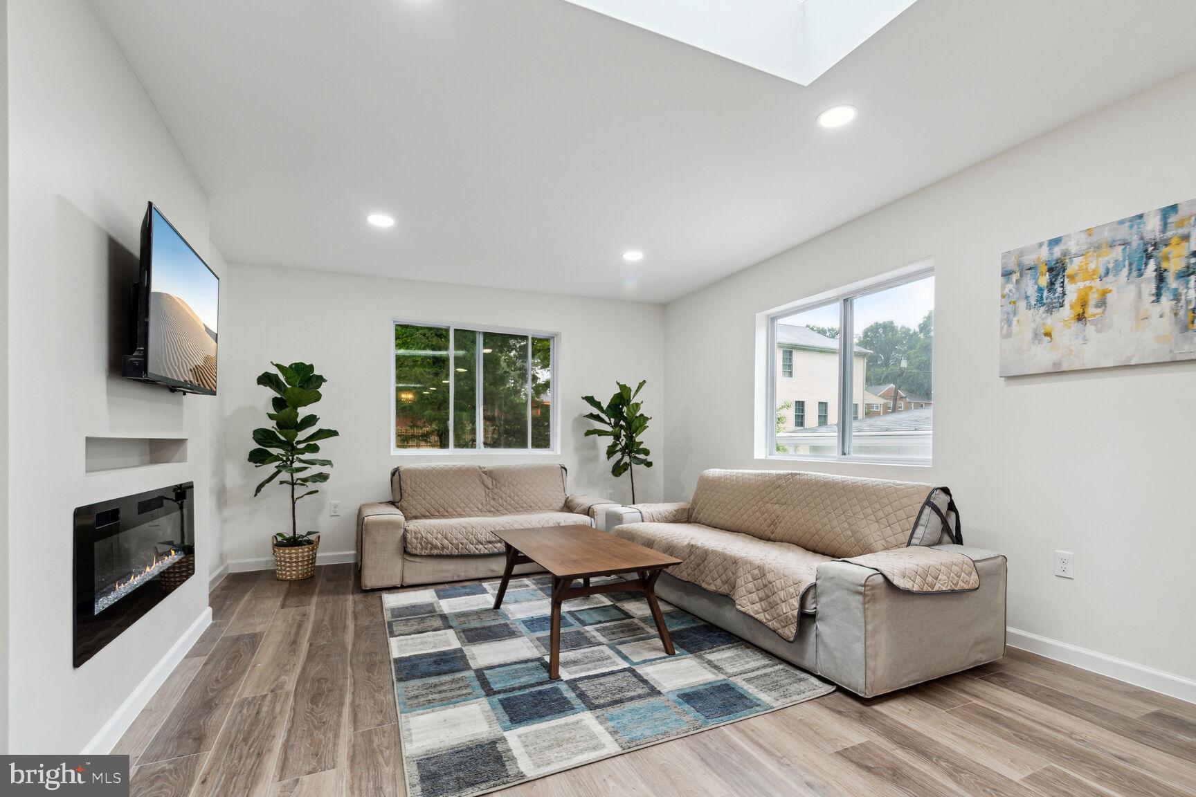 HOLLYWOOD PARK - Residential