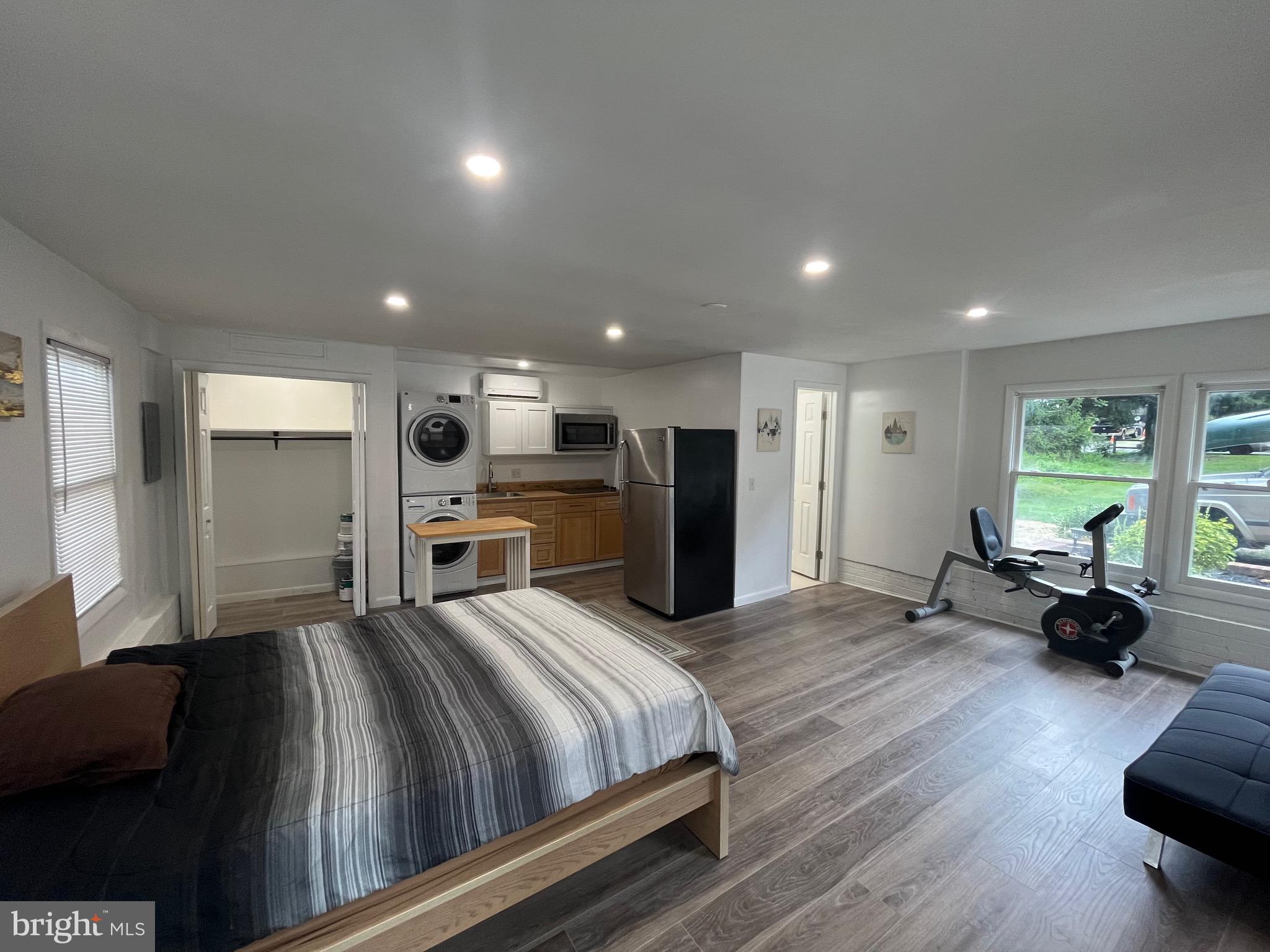 HOLLYWOOD PARK - Residential