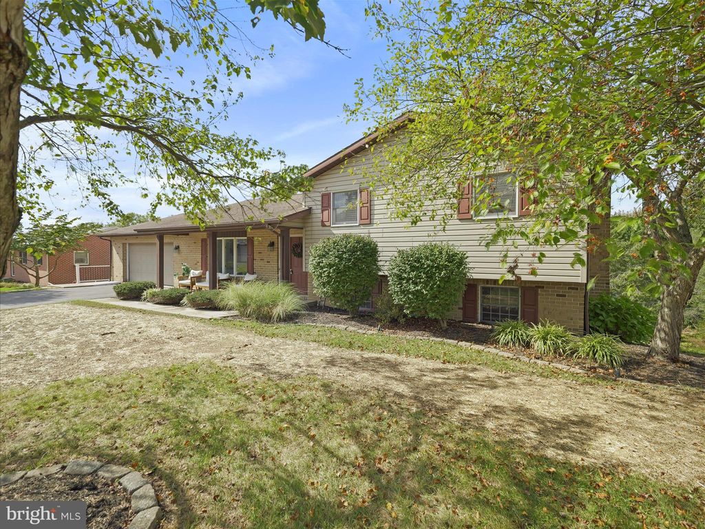 Photo of 1653 Elizabeth Dr, CHAMBERSBURG, PA 17202 (MLS # PAFL2030608)