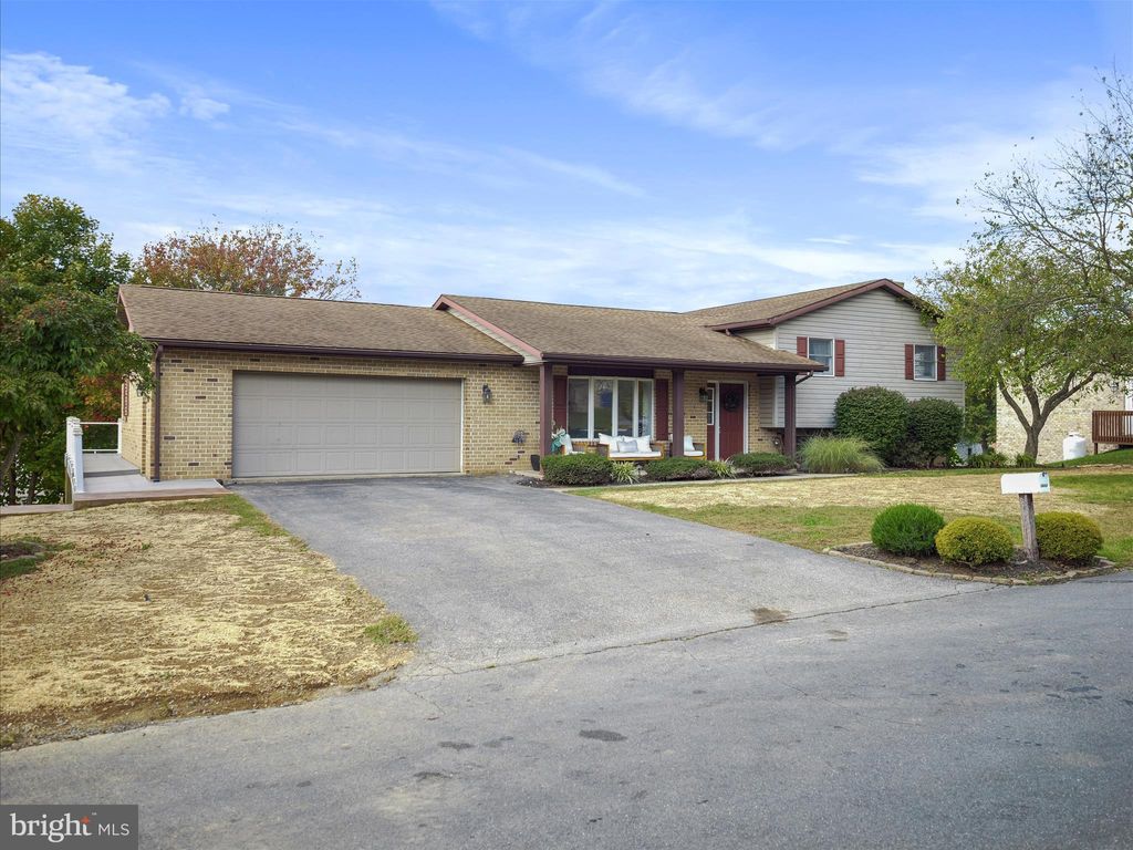 Photo of 1653 Elizabeth Dr, CHAMBERSBURG, PA 17202 (MLS # PAFL2030608)