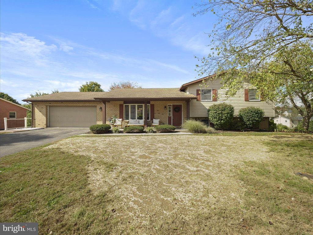 Photo of 1653 Elizabeth Dr, CHAMBERSBURG, PA 17202 (MLS # PAFL2030608)