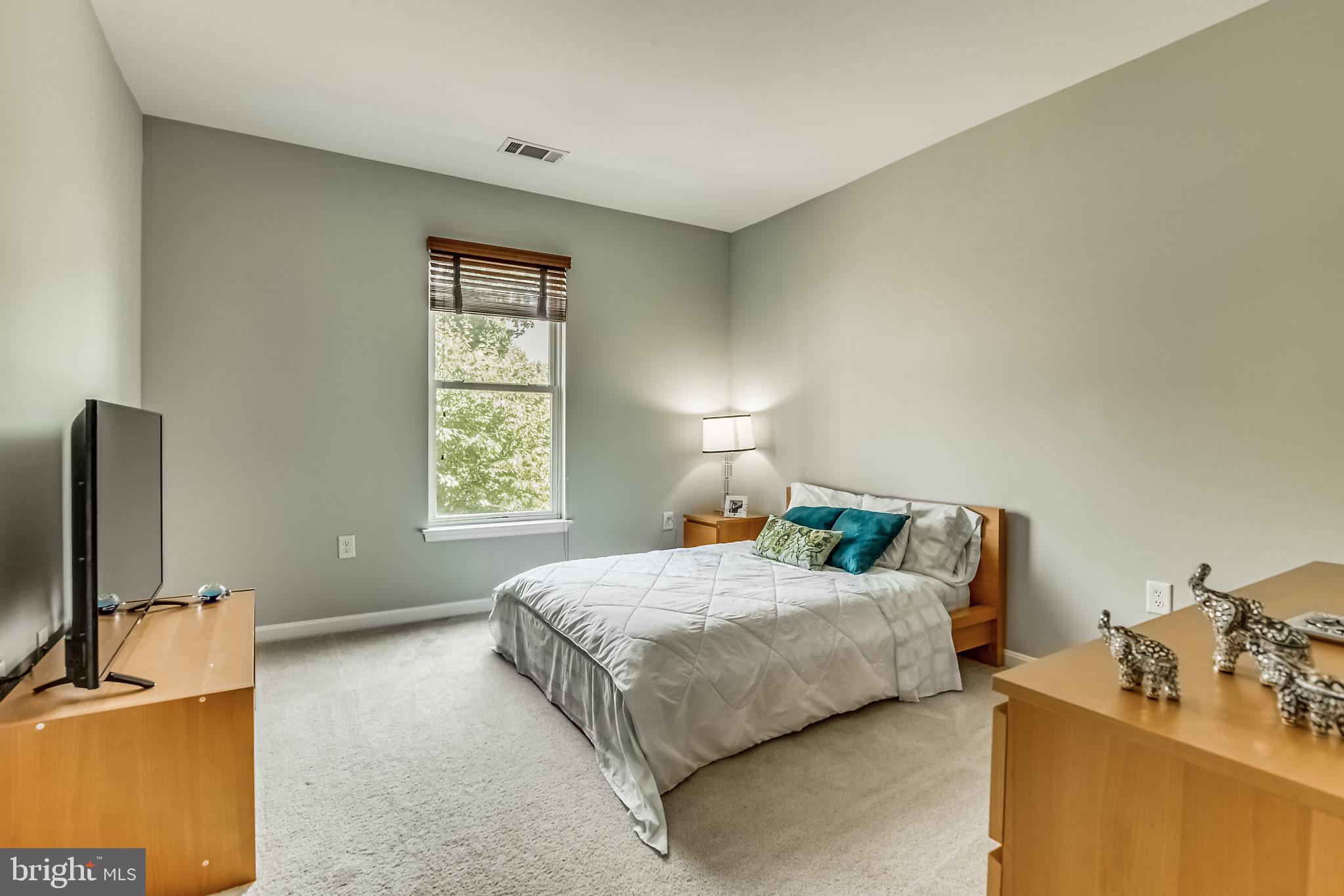 POTOMAC POINTE CONDOMINI - Residential Lease