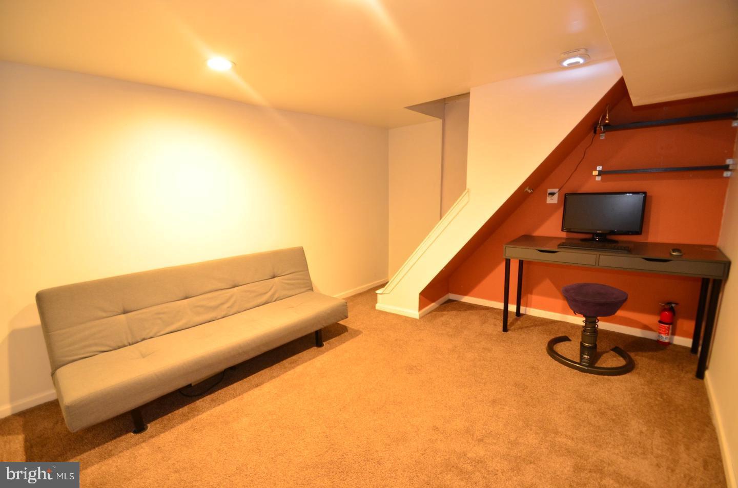 QUEEN VILLAGE - Residential Lease