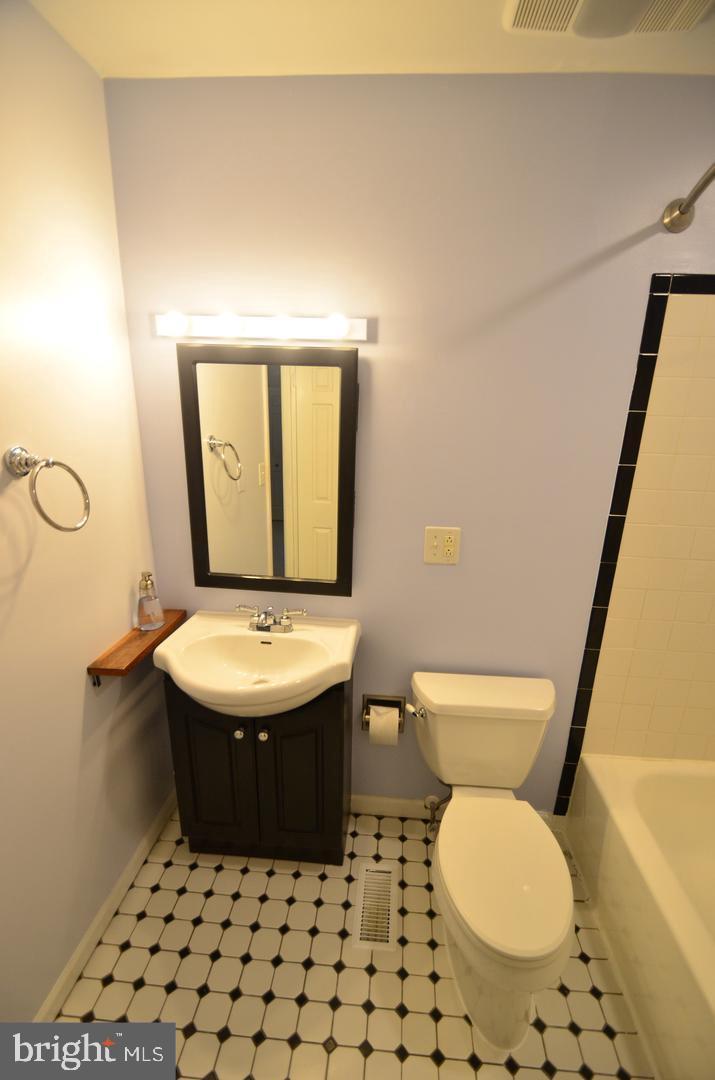 QUEEN VILLAGE - Residential Lease